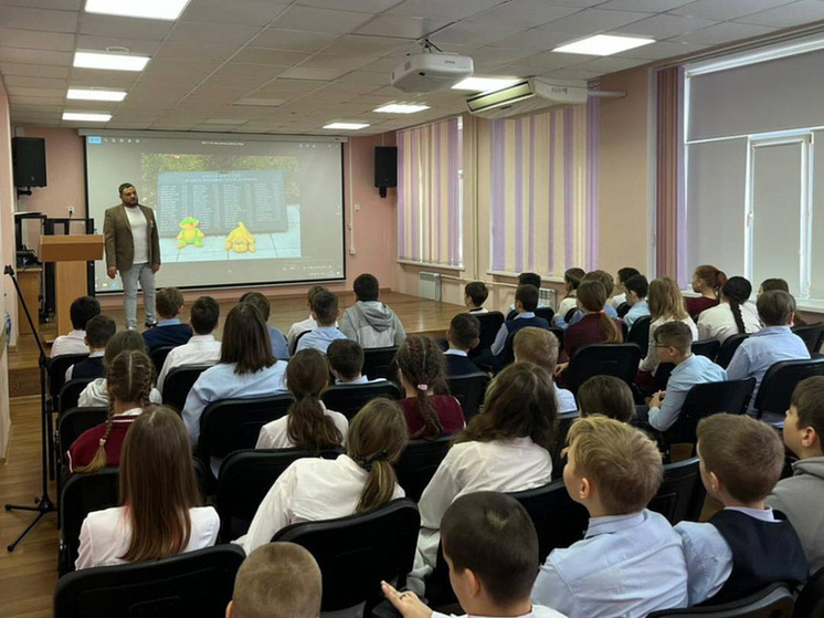 Лицеисты Хабаровска встретились с участником СВО Романом Бояркиным