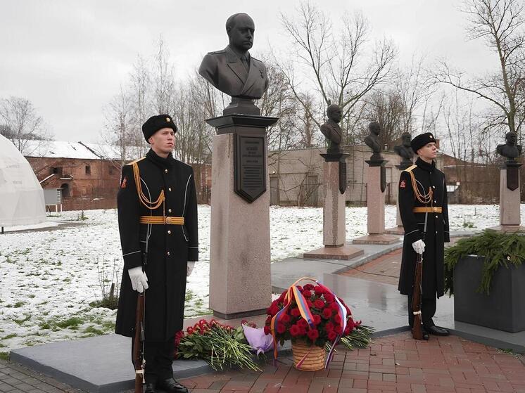 Бюст адмирала Ивана Исакова торжественно открыли в Кронштадте