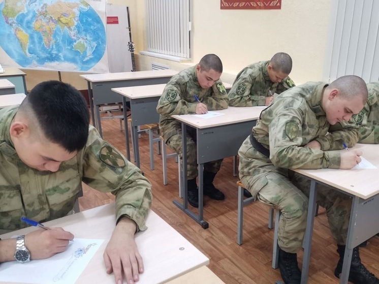 Военнослужащие Росгвардии в Заречном поддержали акцию «С любовью к маме!»