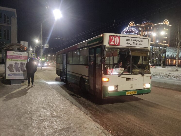 В Барнауле «беспилотный» автобус протаранил забор у трамвайных путей