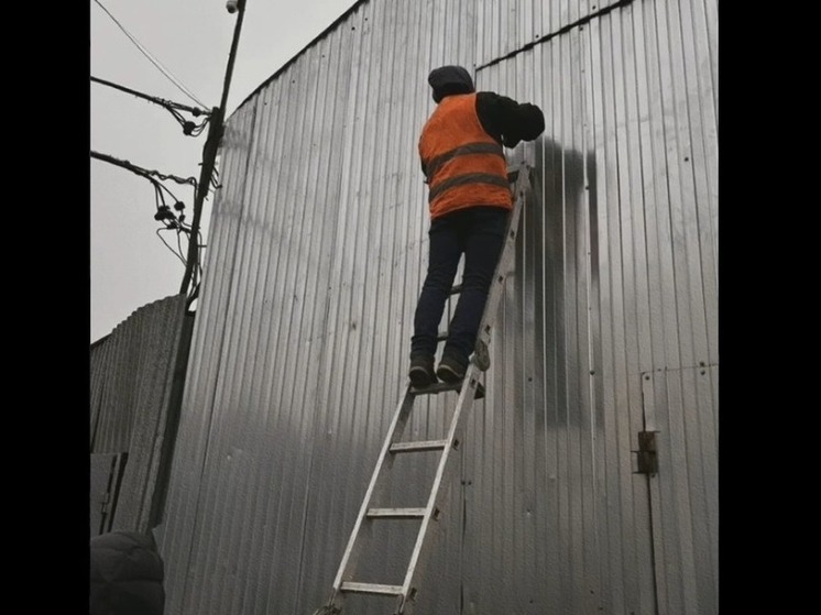 Сотрудники ККИ освобождают городскую территорию на Шелгунова от незаконных построек