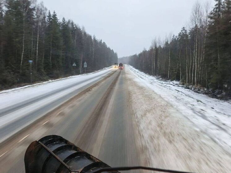 Дорожные службы круглосуточно борются со снегом в Кировской области