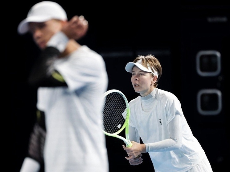 Сочинскую спортсменку Полину Симонову торжественно встретили в аэропорту