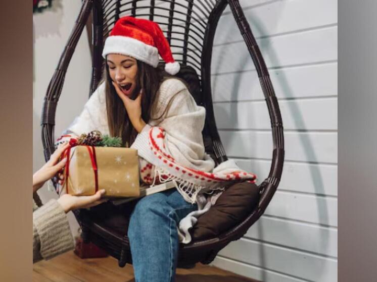 Психолог объяснила, зачем женщины выдают свои покупки за подарки любимых