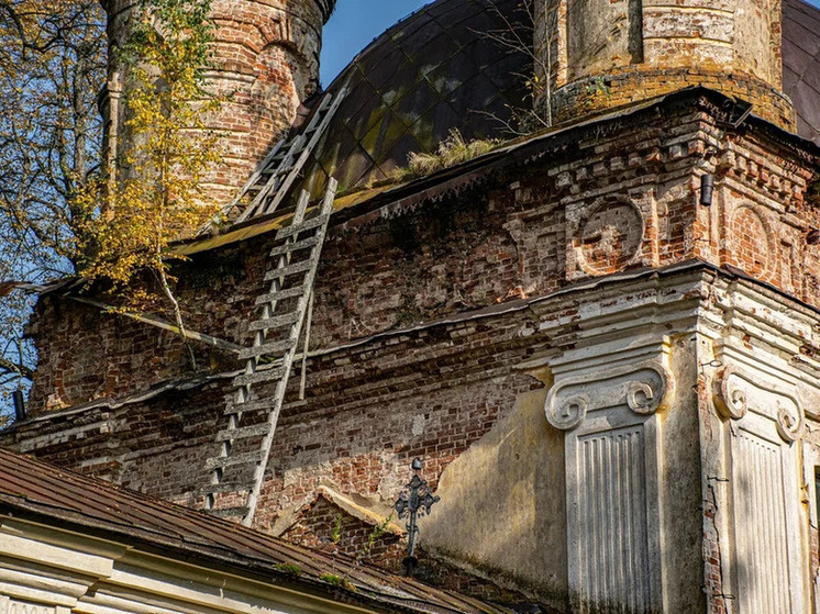 Костромичей просят скинуться на спасение храма в усадьбе Нероново