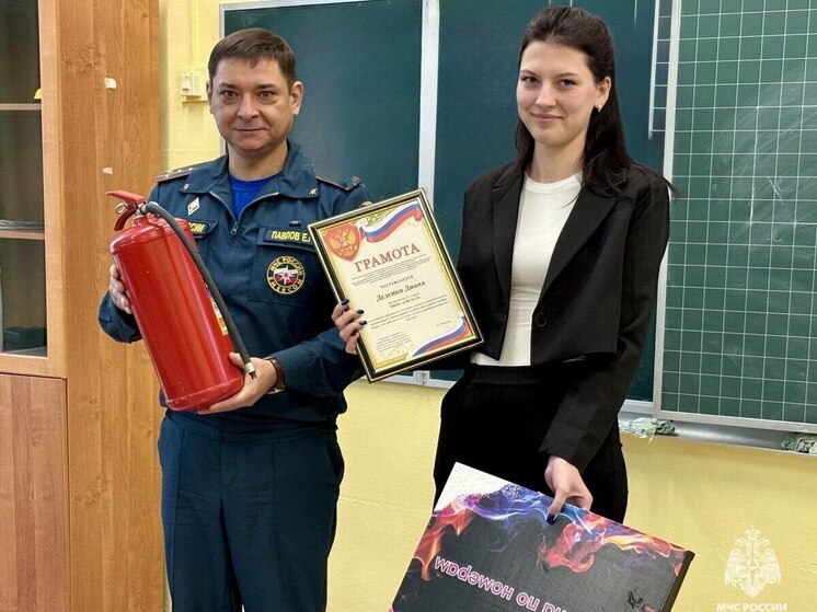 Сотрудники МЧС наградили 16-летнюю тулячку, спасшую свою бабушку