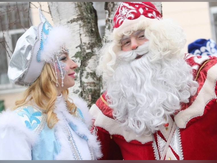 Дождь подмочил Дедов Морозов, собравшихся на традиционный фестиваль в Олонце