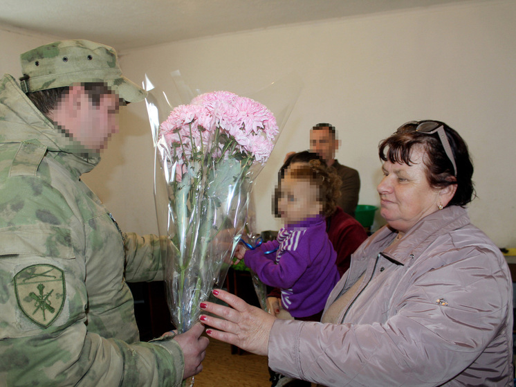 Херсонские сотрудники Росгвардии и активисты навестили женщин накануне праздника