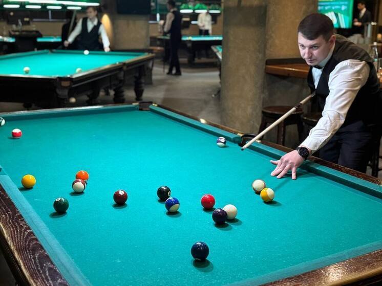 Следователь из Тихвина представил Ленобласть в турнире по бильярду