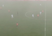 Стартовый матч 17-го тура РПЛ между "Акроном" и "Пари НН" в Самаре проходил в условиях густого тумана, из-за которого телезрители не сумели в полной мере насладиться игрой двух клубов. В регламенте чемпионата есть условие, позволяющие матч перенести на более пригодные для него погодные условия, но руководство Российской Премьер-лиги им не воспользовалась.