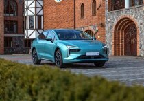 В дилерском центре «Юг-Авто» состоялась торжественная передача ключей от тысячного электромобиля Амберавто, проданного в 2025 году. Юбилейная машина досталась покупателю в Краснодаре.