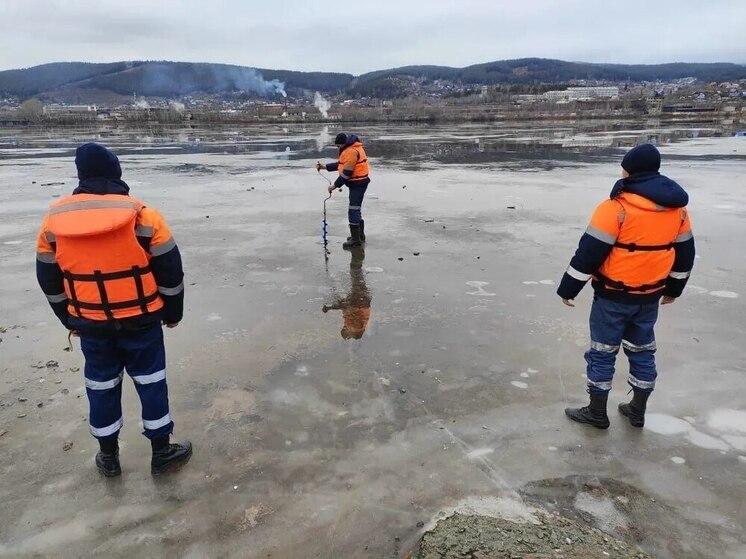 В Белорецке на пруду помогли «экстремалу» на коньках