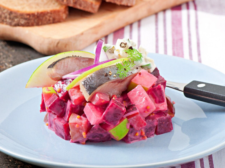 Селёдка под шубой признана самым любимым праздничным салатом в России