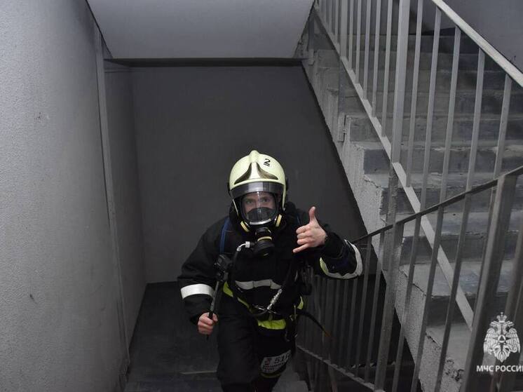 Спасатели потушили квартиру на проспекте Александра Корсунова