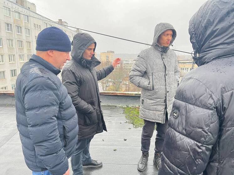 Глава Госжилнадзора прошелся в Выборге по проблемным крышам и подвалам