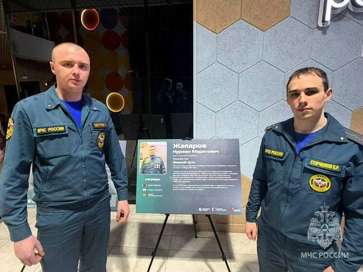 Сотрудники МЧС ЯНАО побывали на выставке, где рассказана история их коллеги