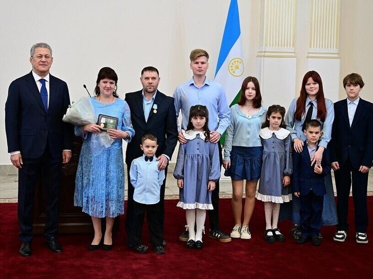 В Благовещенске семья удостоена медали «Родительская доблесть»