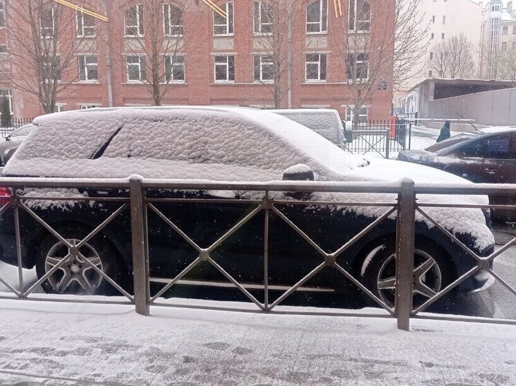 В России холодный сезон занимает значительную часть года, за которую «каша» из реагентов и грязного снега успевает достаточно навредить автомобилю. От нее быстро начинается ржавчина, мутнеет пластик, а уплотнители покрываются трещинами. Мыть машину зимой нужно даже чаще, чем летом. Об этом рассказал в интервью «МК в Великом Новгороде» руководитель Управления по работе с импортерами Газпромбанк Автолизинг Александр Корнев.