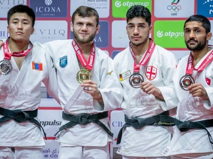 Российский гимн впервые за несколько лет прозвучал на международных соревнованиях по дзюдо в Абу-Даби на турнире «Большой шлем». Аюб Блиев, взяв реванш у монгольского вице-чемпиона мира Энхтайвана, завоевал золото. Мурад Чопанов (66 кг, Красноярский край) стал вторым, уступив в финале французу Хияру. У женщин Сабина Гилязова (48 кг) и Наталья Ёлкина (57 кг) заняли 5-е места. Всего в первый день разыграно пять комплектов наград; россияне выиграли 1 золото и 1 серебро.