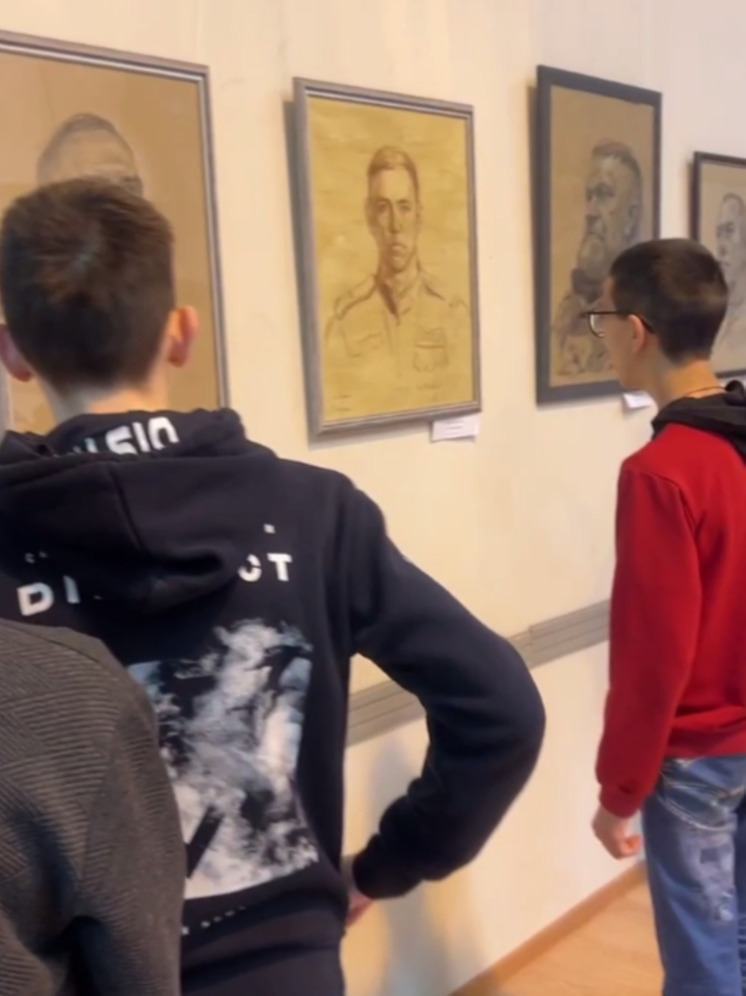 В Козельске показали героев России в графике и пастели