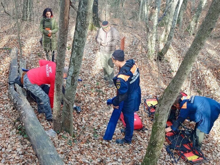 В лесу под Бахчисараем спасатели помогли женщине с травмой ноги