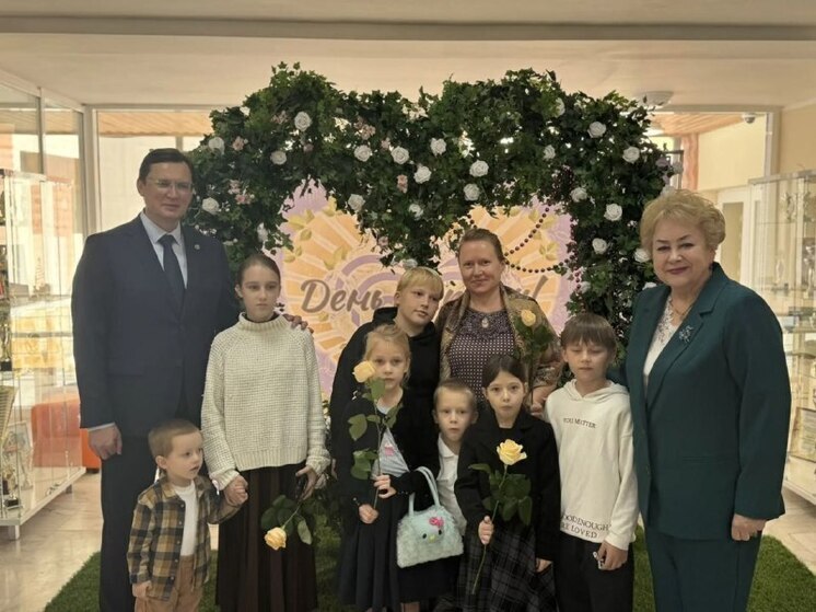 В Кисловодске военный оркестр поздравил матерей и жен участников СВО с Днем матери