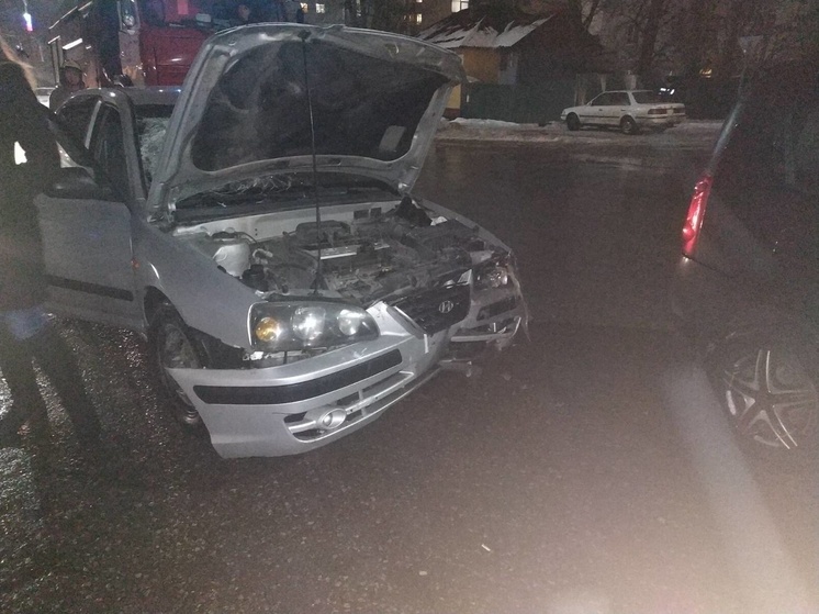 В Павловском районе Воронежской области столкнулись «Рено Логан» и «Шевроле Ланос»