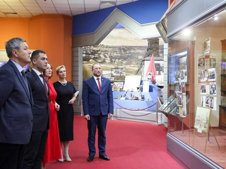 Министры культуры новых регионов почтили память молодогвардейцев в Краснодоне