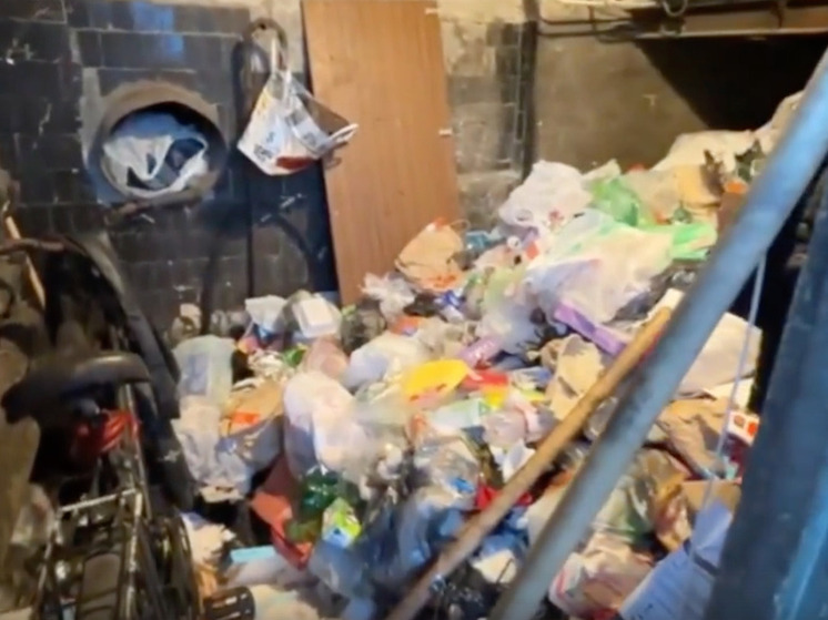 Бывшее общежитие на Фестивальной превратилось в свалку