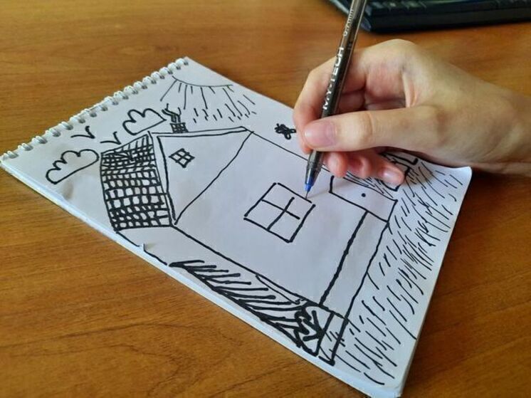 Занятия с родителями проводит психолог областного ресурсно-консультационного центра по работе с семьей и детьми Инна Лапшина
В 2023 году Белгородская область стала одним из участников федерального пилотного проекта «Профилактика социального сиротства среди детей в возрасте до 4 лет», инициатором которого выступила уполномоченный при президенте РФ по правам ребенка Мария Львова-Белова