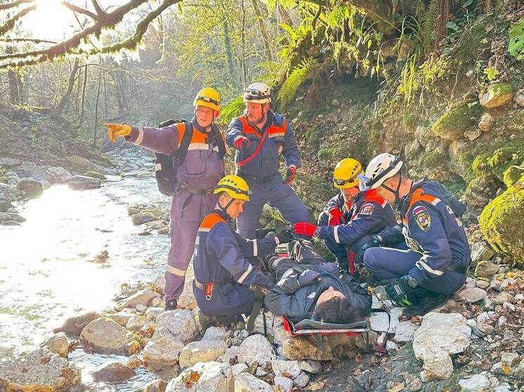Спасатели эвакуировали женщину с травмой ноги из леса в Сочи