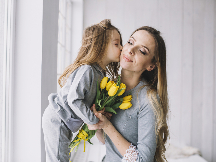В энергодарской библиотеке прошел лирический час «Свет материнской любви»