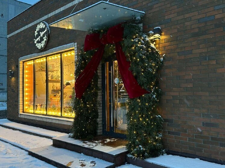 Великие Луки приглашают предпринимателей к участию в конкурсе "Новогодняя витрина - 2025"