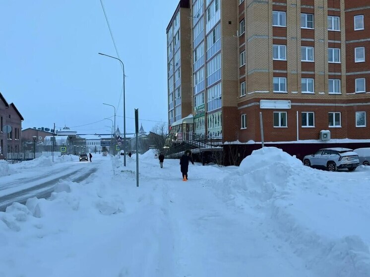 В Салехарде автомобиль на тротуаре сбил человека