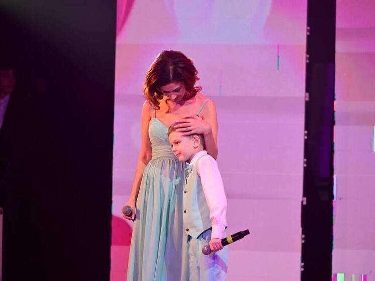 Мам и жен бойцов СВО в преддверии Дня матери поздравили в Новом Уренгое на концерте