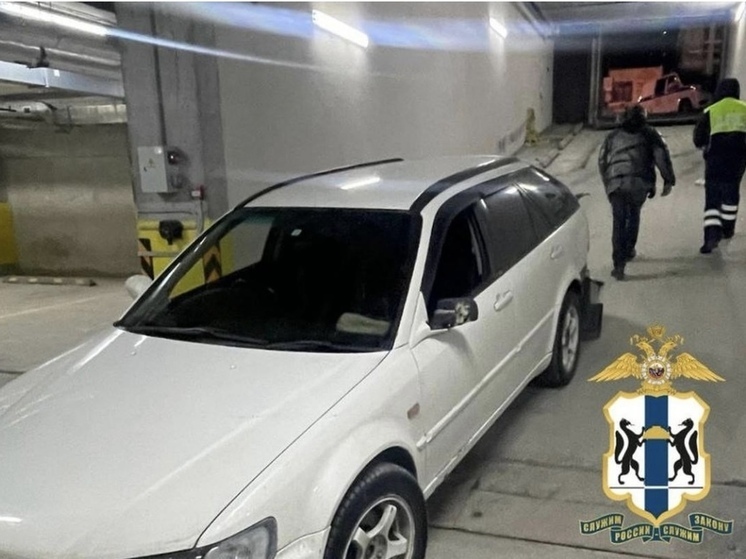 Нетрезвый водитель протаранил ворота подземной парковки в Новосибирске
