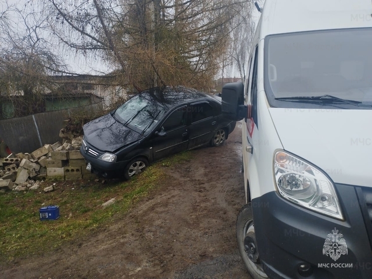 В Болхове с дороги слетела легковушка