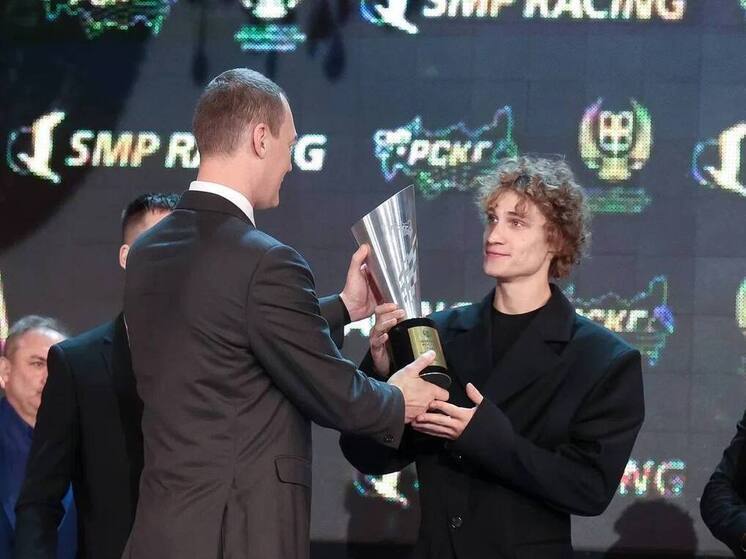 Министр спорта Дегтярев наградил победителей Российской серии кольцевых гонок