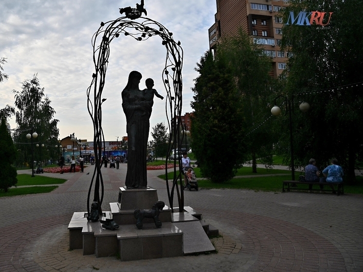 Калужанок поздравляют с Днём матери