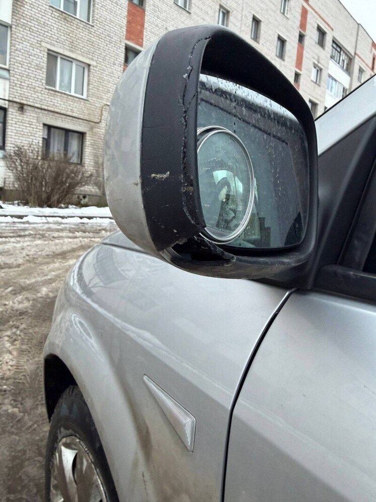 Разборки в соцсетях: псковичи ищут снесшего зеркало