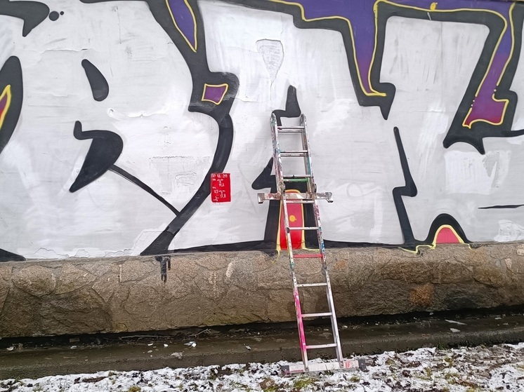 В Екатеринбурге восстанавливают граффити в честь баскетбола