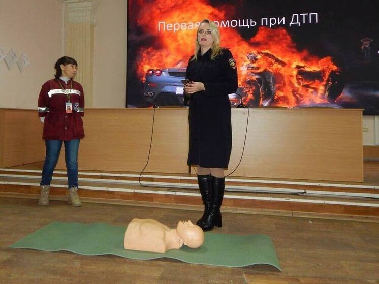 В Алчевске студентов научили спасать жизнь при ДТП