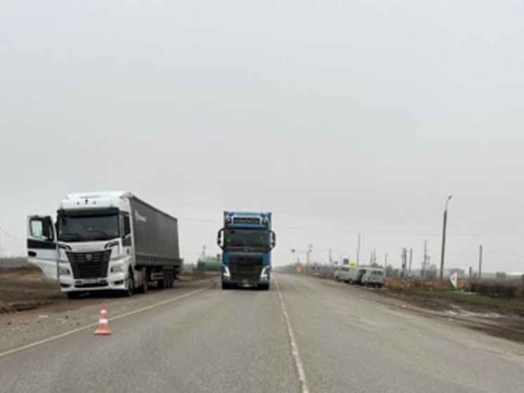 Буксируемый УАЗ столкнулся с фурой в Волгоградской области