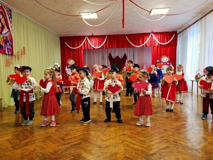 Праздник для мам устроили воспитанники детского сада «Журавлёнок» в Токмаке