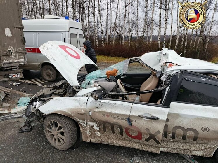 В Моргаушском округе женщина за рулем такси въехала в стоящий грузовик