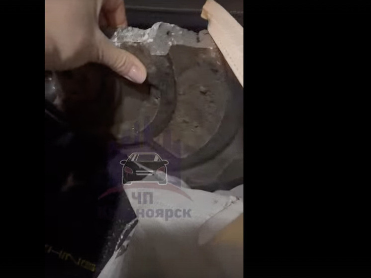 В Красноярске обломок канализационного люка едва не убил женщину с детьми в автомобиле