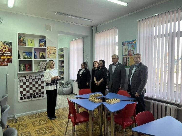 В школе Симферополя после масштабного обновления открыли библиотеку