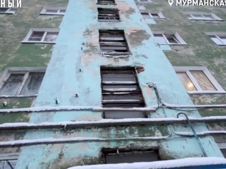 В Мурманске на Фролова жильцы годами борются с гниющим домом