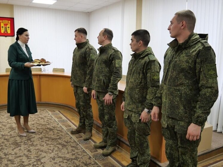 Глава Луганска Яна Пащенко в День матери встретилась с военнослужащими