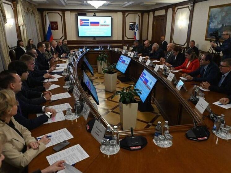 В первом полугодии 2026 Ленобласть заключит побратимское соглашение с одной из кубинских провинций. Договорились об этом на рабочей встрече с видным кубинским политиком, членом Политбюро ЦК Компартии Кубы Роберто Моралесом Охедой, рассказал в своем телеграм-канале губернатор Александр Дрозденко.